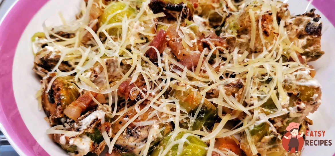 Смажена брюссельська капуста з беконом та сиром