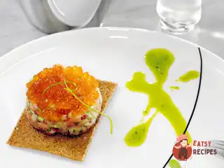 Тартар з лосося з огірками та ікрою