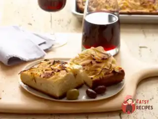 Цибулева фокачча з оливками та червоним вином