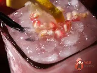 Пунш із шампанського з гранатами