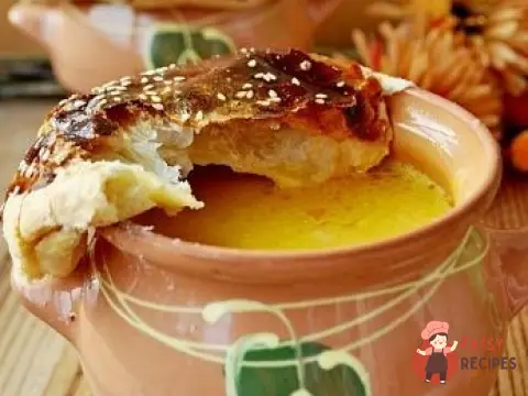 Гарбузовий суп з креветками в горщиках, під листковими кришечками