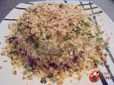 Листковий салат з курячою грудкою та помідорами