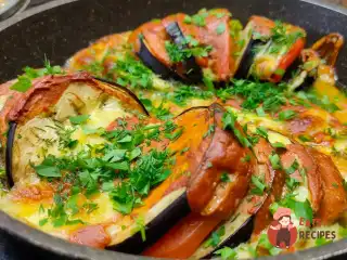 Баклажани з помідором і сиром, запечені в духовці.