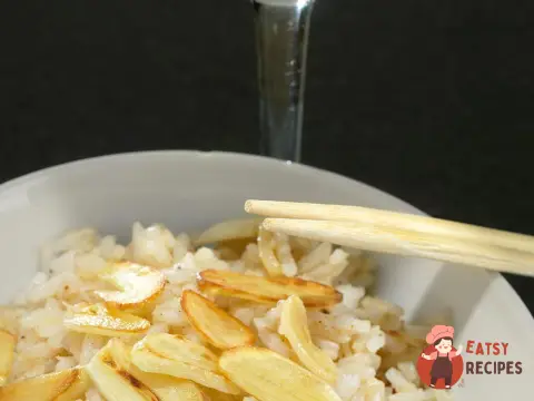 Рис з мускатним горіхом, корицею та часниковими чіпсами