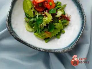 Салат з креветками, авокадо та яблучним пюре.