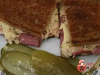 Сендвіч з солоніною та квашеною капустою