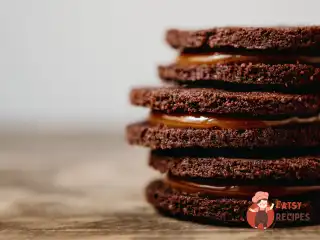 Шоколадне печиво з брусницею та вареним згущеним молоком