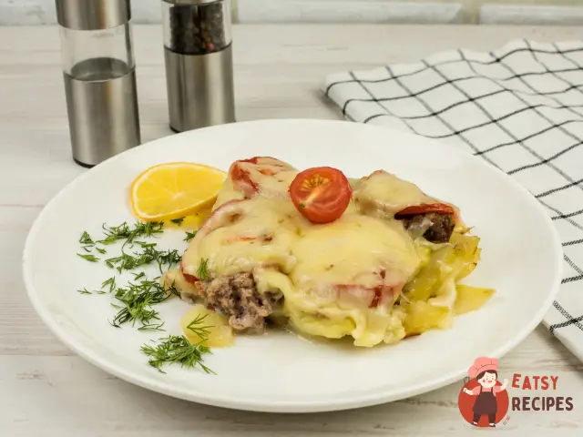 Запечена картопля з яловичим фаршем і помідорами