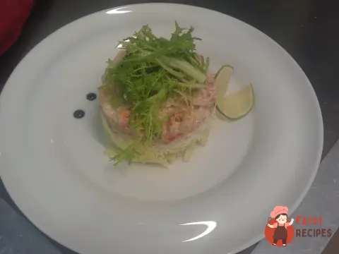 Салат з креветками та раковими шийками