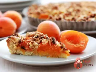 Мигдальний пиріг з абрикосами