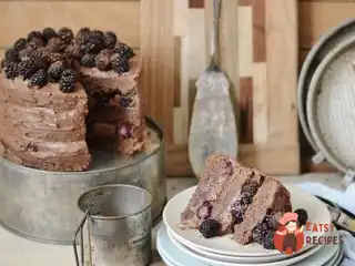 Шоколадний торт з ожиною