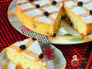 Смородиновий пиріг зі шматочками манго
