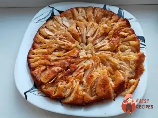 Яблучний пиріг з корицею