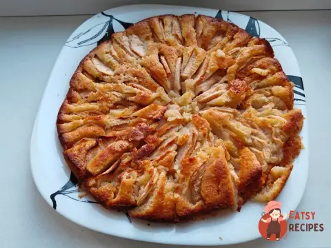 Яблучний пиріг з корицею