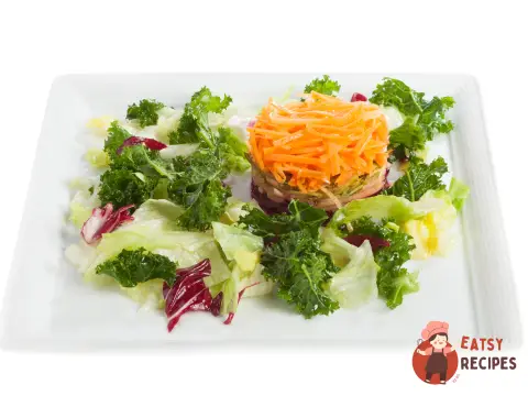 Салат з айвою, буряком, маринованими огірками та каперсами