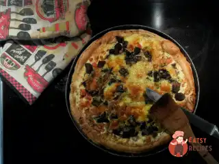 Кіш з грибами та помідорами