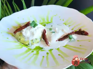 Кукурудзяна каша із зеленню, страчетелою та в'яленими томатами