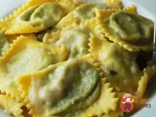 Равіолі зі шпинатом та вершковим пармезаном