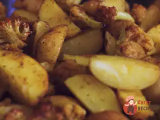 Цвітна капуста з картоплею в індійських спеціях