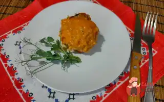 Курячі тефтелі з рисом у сливочно-томатному соусі