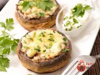 Печериці, фаршировані куркою та сиром
