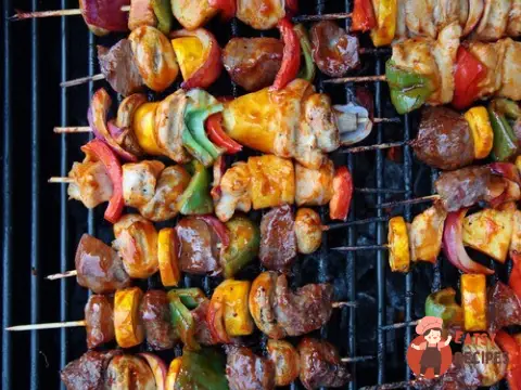Мариновані баранячі шашлики з овочами та грибами на грилі