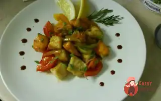 Філе Смаженого Лосося Та Судака З Овочами Під Пікантним Соусом
