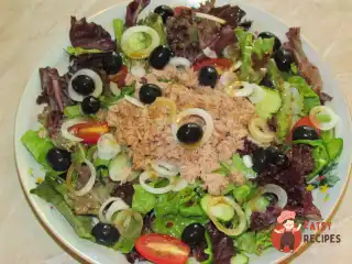 Пікантний салат з тунцем, перцем та помідорами.