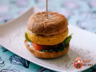 Вегетаріанський бургер із нуту з соусом із йогурту