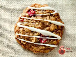 Вівсяне печиво з горіхами, родзинками та бананом