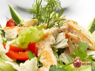 Салат з курки з цикорієм, помідорами-чері, сиром та волоськими горіхами.