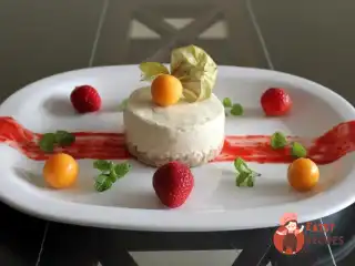 Морозиво-чизкейк з ягідним куля