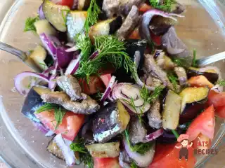 Салат із баклажанів і помідорів з яловичиною