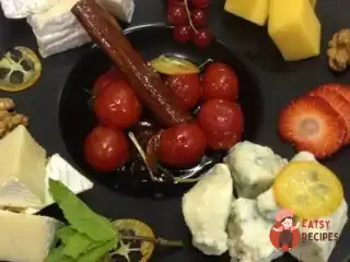 Сирна тарілка з медовими чері