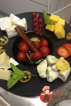 Сирна тарілка з медовими чері