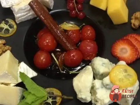 Сирна тарілка з медовими чері
