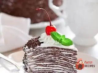 Торт із шоколадних млинців із вершково-шоколадним кремом.