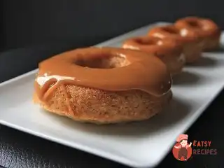 Яблучні пончики з карамеллю