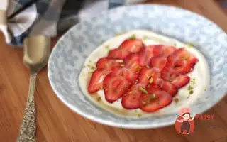 Манна Каша З Полуницею Та Рожевою Водою
