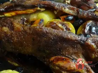 Гусак новорічний з яблуками та сухофруктами