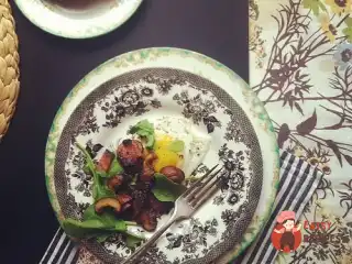 Яєчня з грибами та беконом