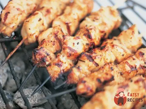 Шашлик з курки, замаринованої у вині з лимоном, чебрецем, розмарином та ягодами ялівцю