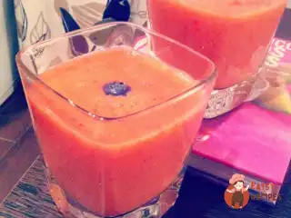 Полунично-банановий коктейль із грушевим соком