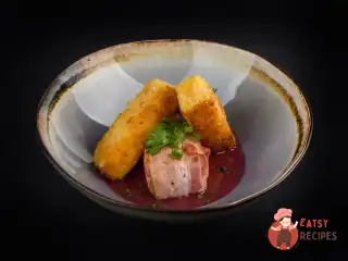 Кавун в беконі з хрумким сулугуні та червоним соусом