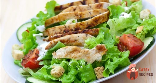 Салат із курки із сухариками