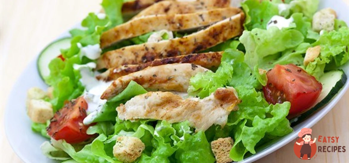 Салат із курки із сухариками