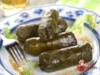 Козячий сир у виноградному листі, маринований у вині