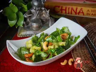 Биті огірки з кінзою та кешью