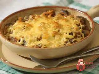 Рагу з баклажанів з яловичиною під сирною скоринкою