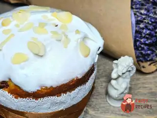 Паска з родзинками та пелюстками мигдалю